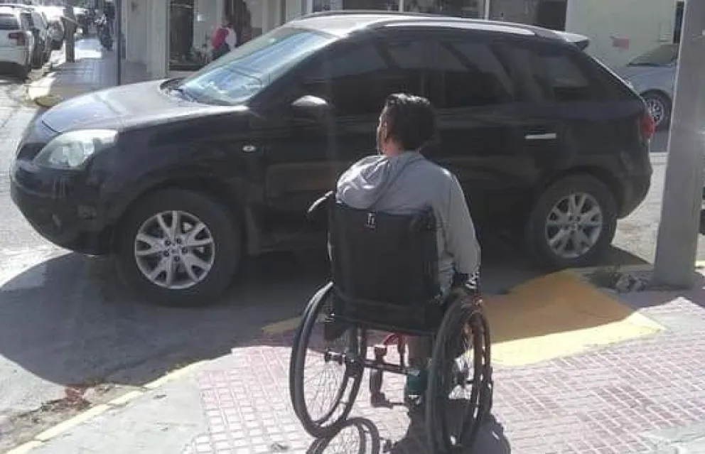 Misión imposible en el centro cuando un vehículo estaciona sobre una rampa