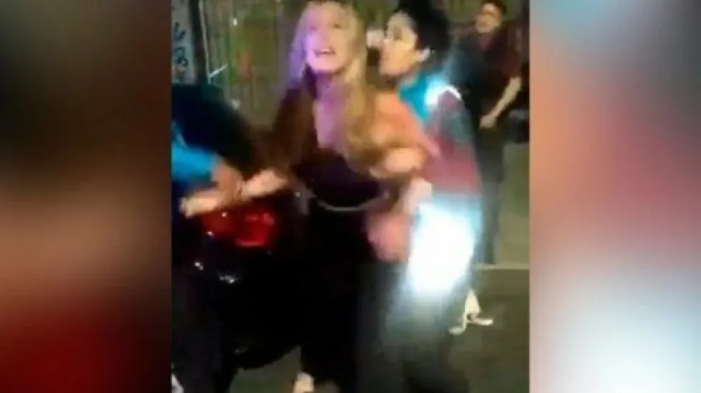 “No me gusta la gente oscura”: el insulto racista de una joven que agredió a una policía 