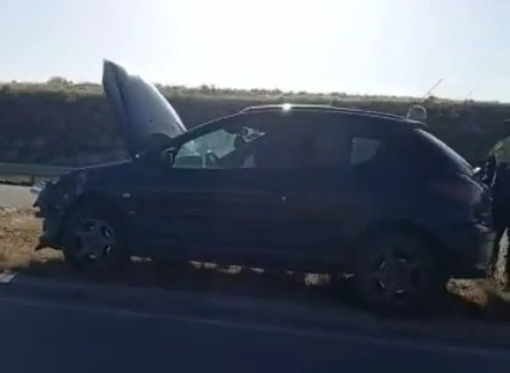 Dos autos chocaron en el Puente Nuevo cuando iban en la misma dirección