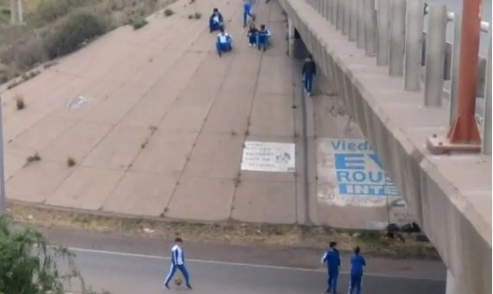 Algunos muchachos juegan en la curva del "rulo" del puente Villarino de Viedma