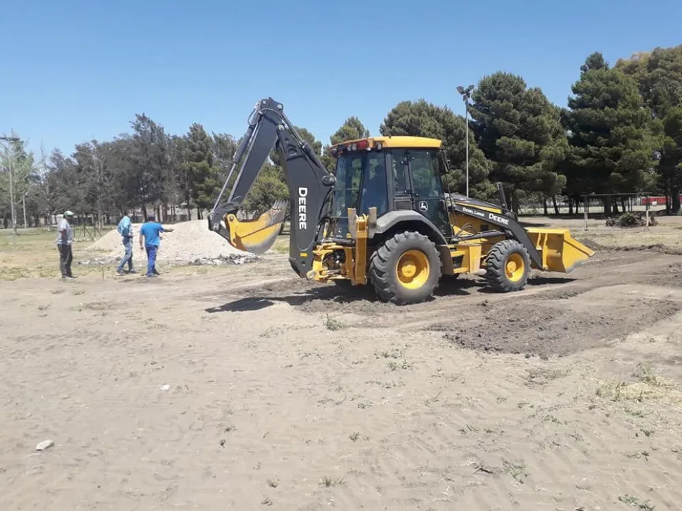 Se construye un playón deportivo en el parque Ferreira
