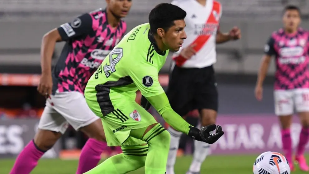 River homenajeó a Enzo Pérez: Recibió los guantes del día que fue arquero