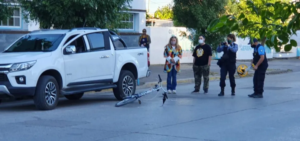 Abrió la puerta de su camioneta,  un ciclista se la chocó, cayó y se quebró 