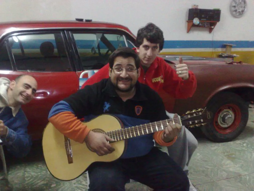 Héctor Manuel: "El León Viedmense" que pasa sus días entre cableríos y un micrófono