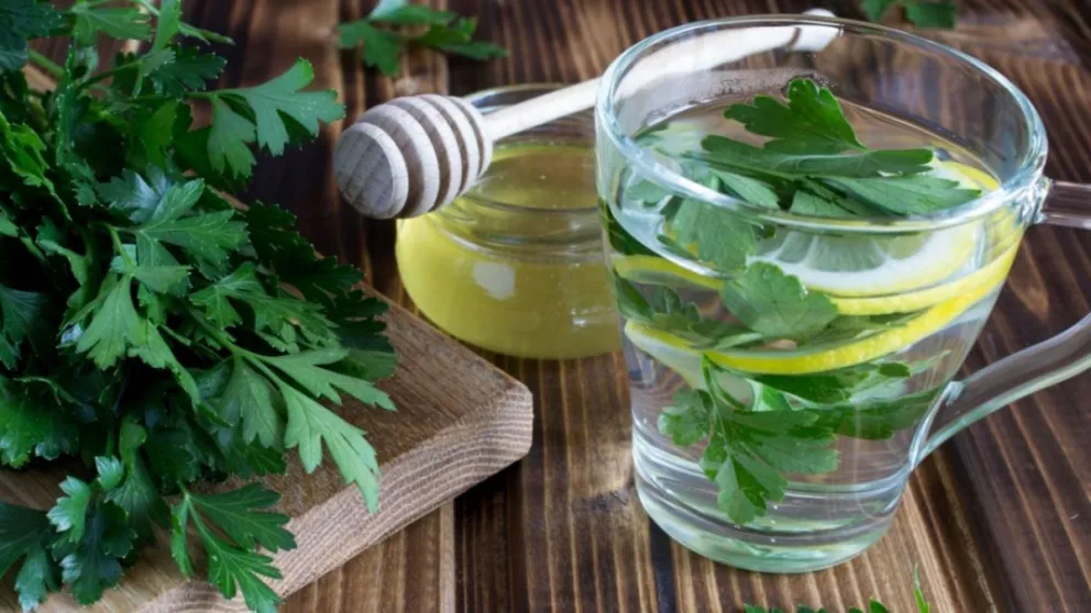 Agua con perejil: Una receta ideal para bajar los triglicéridos y el colesterol
