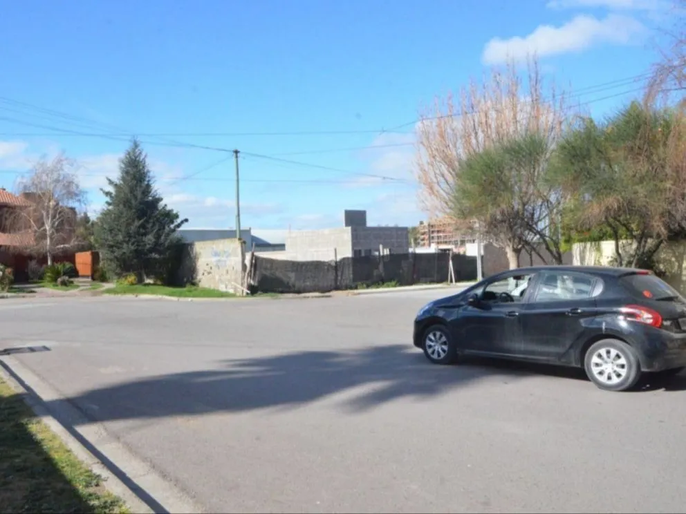 Un delincuente amedrentó a una joven en Viedma: “Dame el teléfono o te mato”