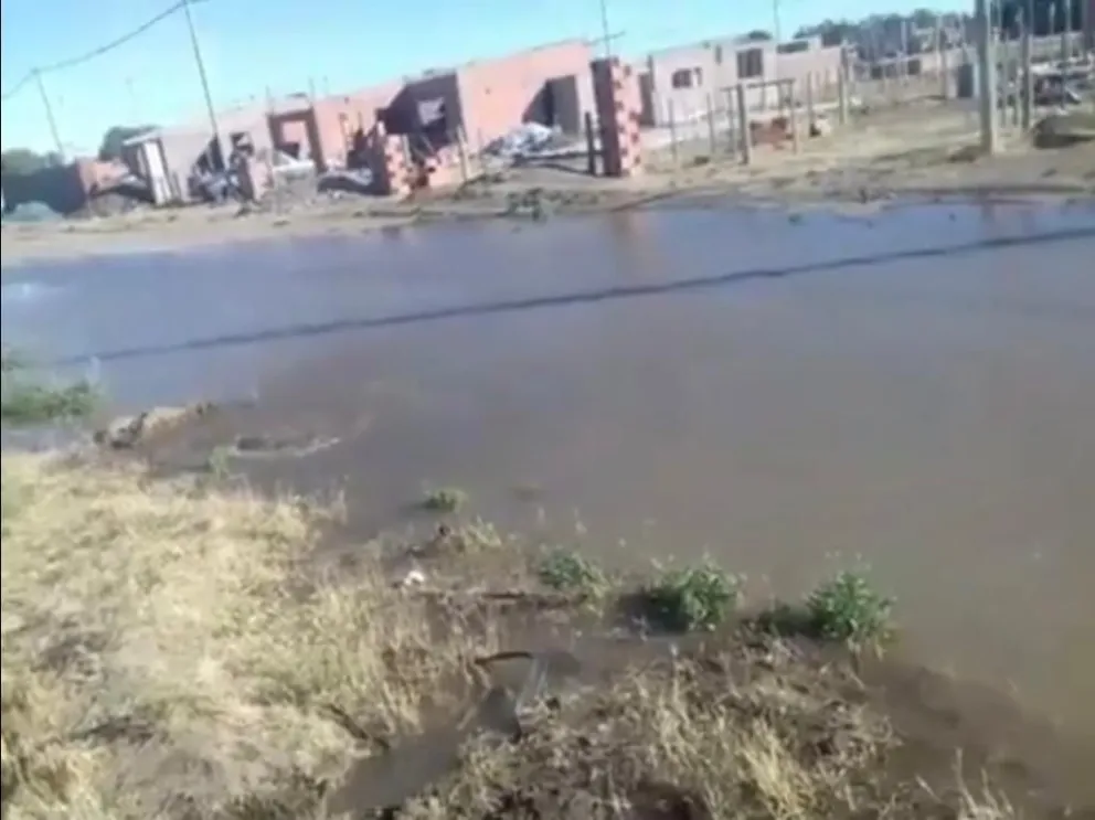 Impresionante pérdida de agua en Patagones: en cuestión de minutos se formó una laguna