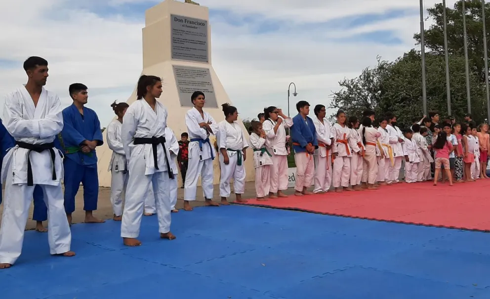 La Plazoleta del Fundador se llenó de chicos con kimonos