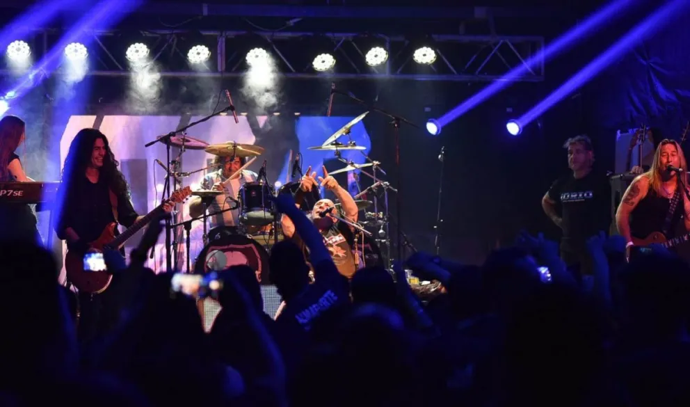 En silla de ruedas, con el tobillo quebrado, Ricardo Iorio brindó un show histórico en Viedma