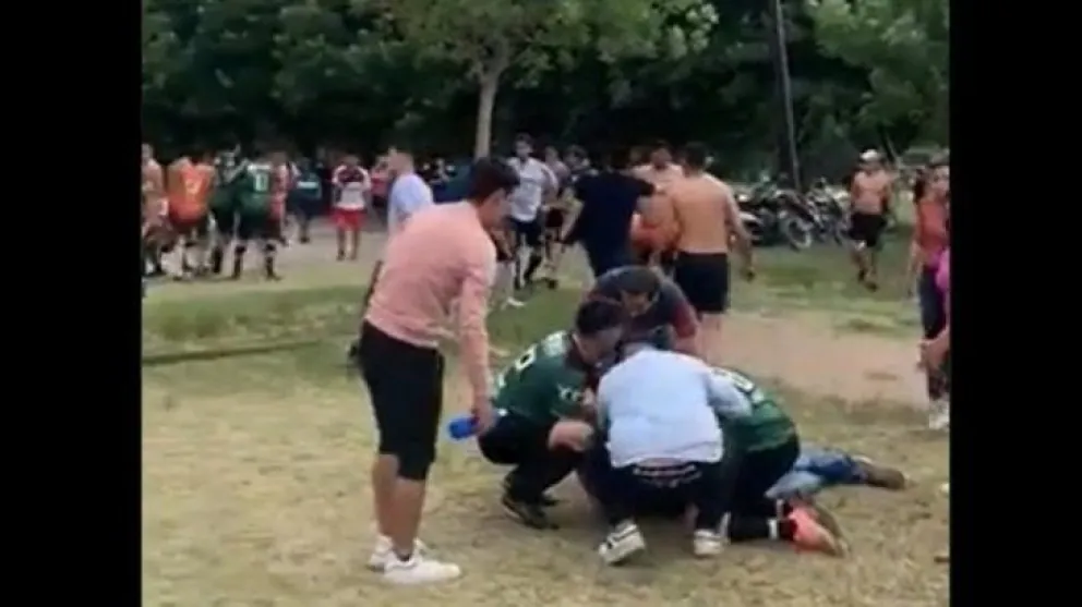 Violencia en el fútbol: Un jugador le pegó una piña al árbitro y lo dejó convulsionando en el piso