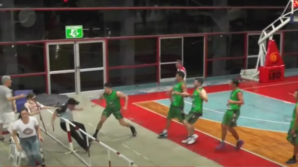 Brutal: el momento en que un jugador de básquet derribó de una trompada a un árbitro 