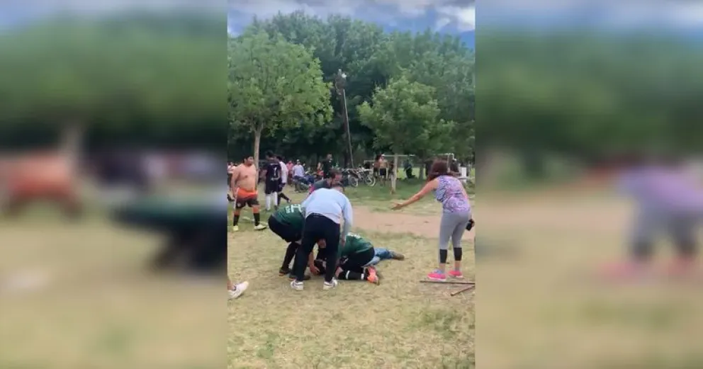 Terrible video: hubo una batalla campal en un torneo barrial y un DT convulsiona tras ser golpeado