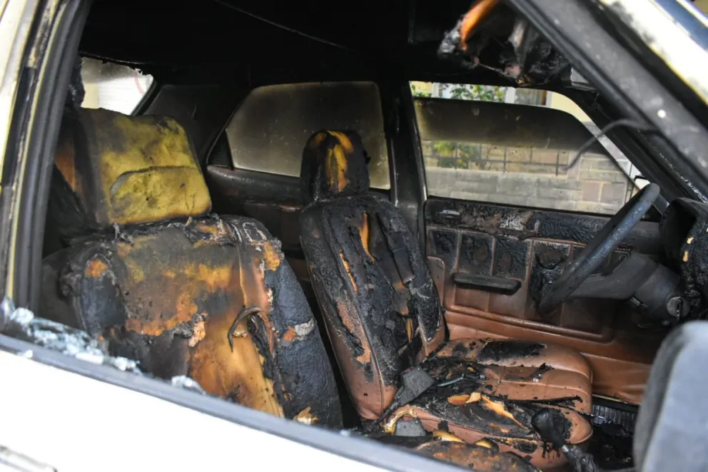 Se prendió fuego un auto frente al hospital