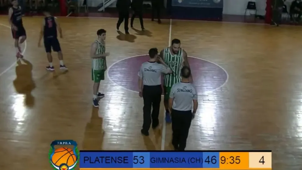 Video: Un jugador que pasó por la Comarca corrió al árbitro por toda la cancha para golpearlo