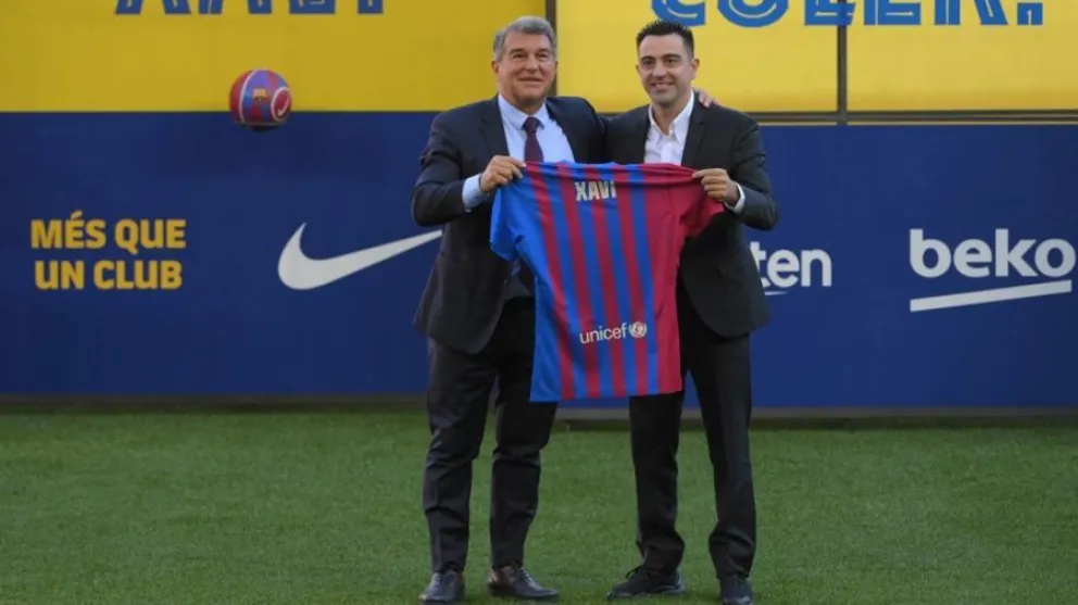 Presentación de Xavi en Barcelona: Cantó con los hinchas y prometió una "presión bestial"