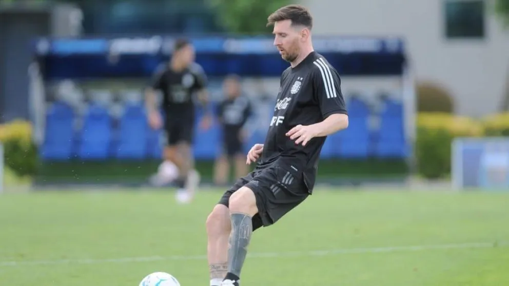 Messi entrenó a la par de sus compañeros y podría estar ante Uruguay y Brasil
