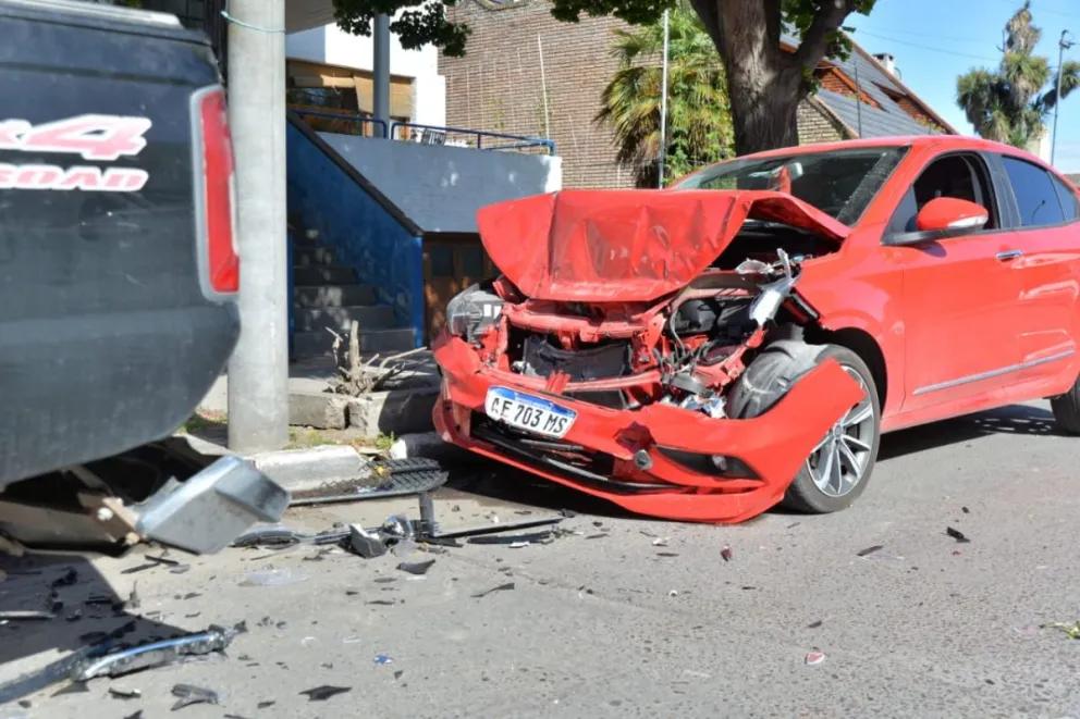 Se llevó puesto una camioneta estacionada y tuvo que recoger su auto en pedazos