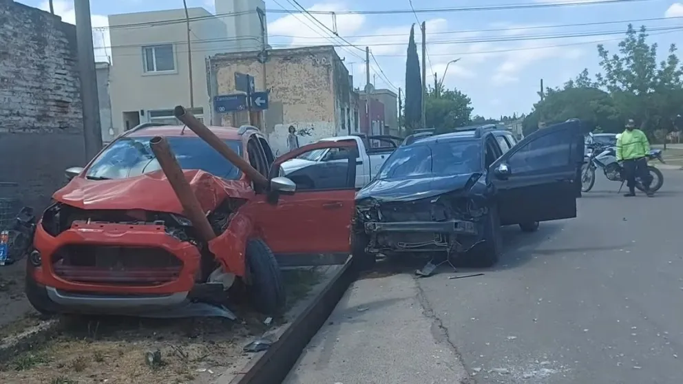 Tremendo choque frente a la plaza Ituzaingó, en Carmen de Patagones