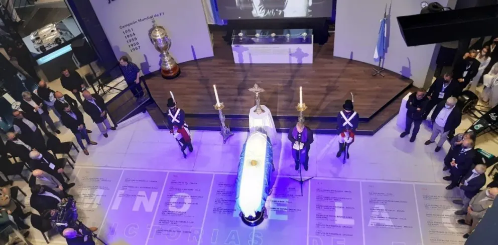 Tributo a Fangio: sus restos fueron trasladados a su museo
