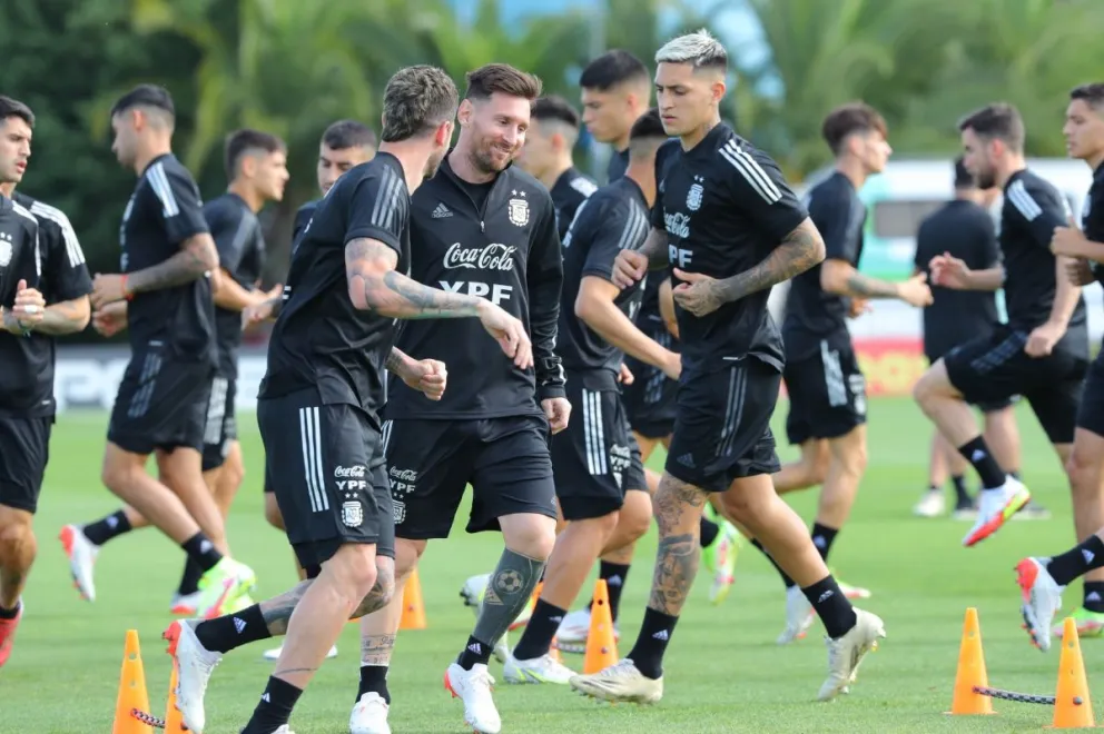 ¿Leo va de titular? Messi entrenó a la par del grupo y estará ante Uruguay