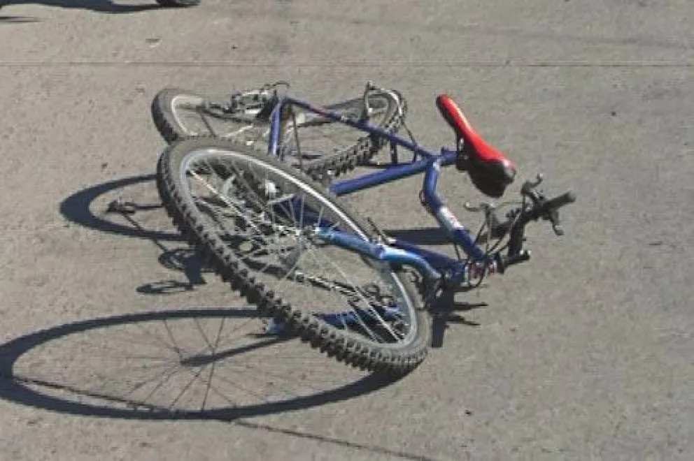Un ciclista fue arrollado por un vehículo y terminó en el hospital