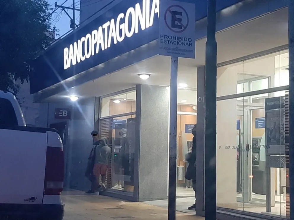 ¿Quién controla a los vendedores de bolsas afuera de los bancos? 