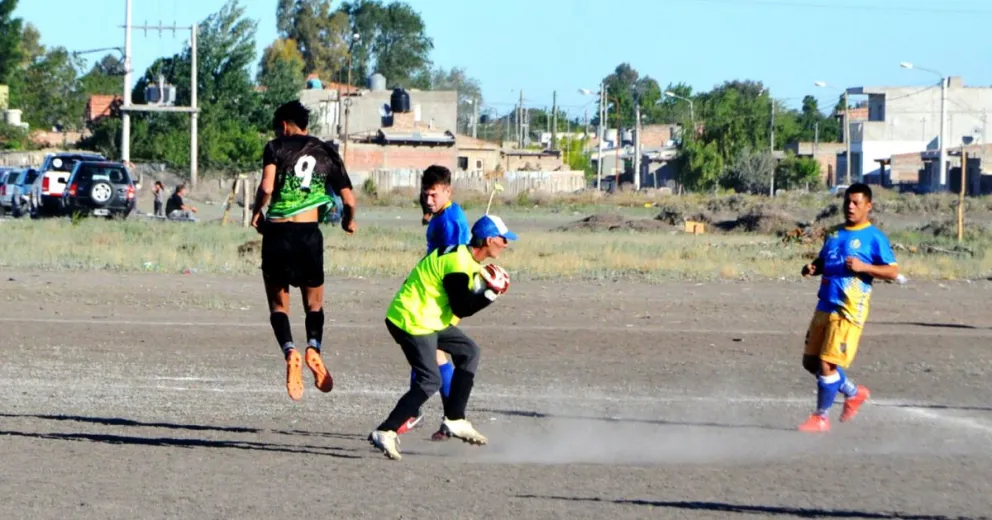  "Pelala" Calvo, el hombre que lleva casi cuatro décadas como arquero en la liga barrial