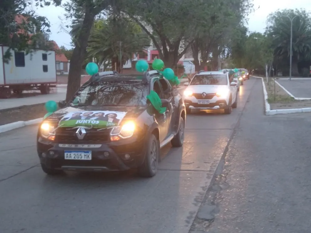 La caravana se llenó de militantes y vecinos en el cierre de Juntos Somos Río Negro