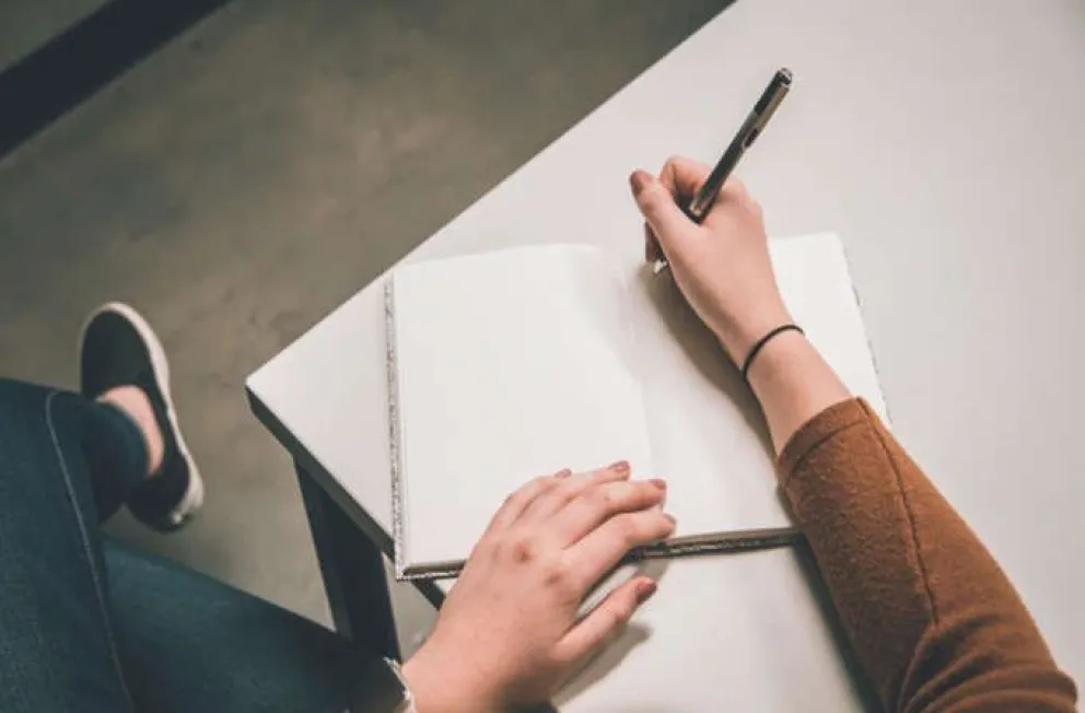 Después de encontrar a su esposa en la cama con otro optó por dejarle un mensaje al amante