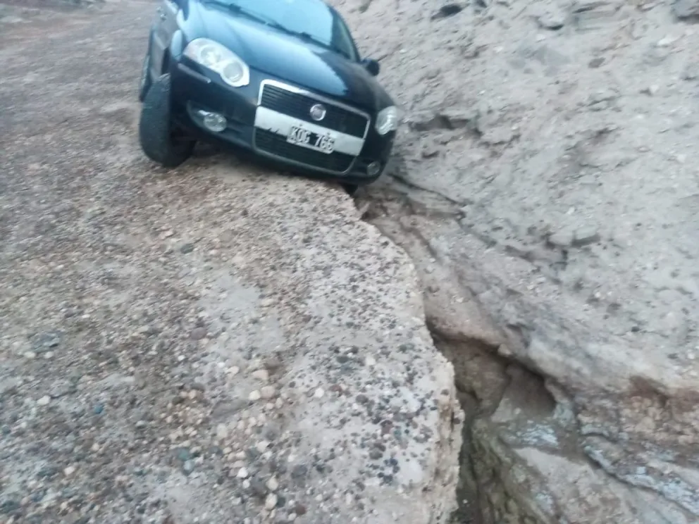 Playa Bonita: Dramático y dificultoso rescate de un auto estancado en la bajada