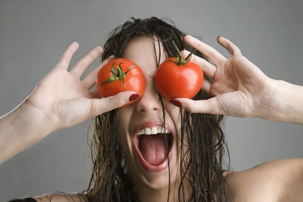 ¿Por qué aplicar tomate en el rostro puede rejuvenecer la piel?
