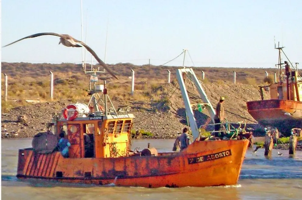 Qué hacía el 7 de Agosto fuera del área de pesca la noche que se hundió: la trama que se intenta descubrir