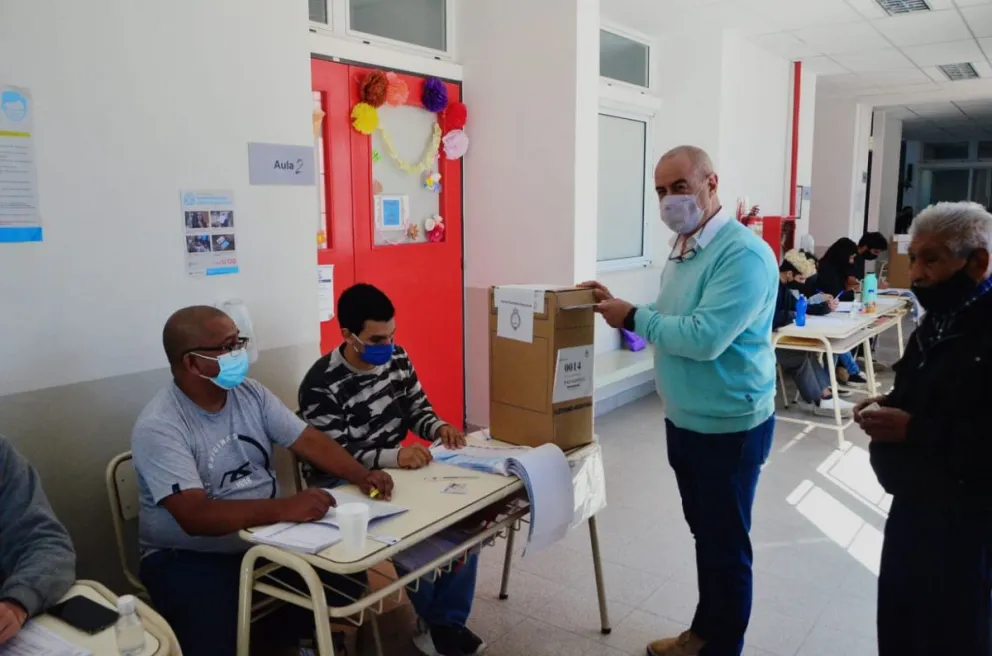 Constantino votó acompañado con sus nietos: "Hoy es un día para la Patria"