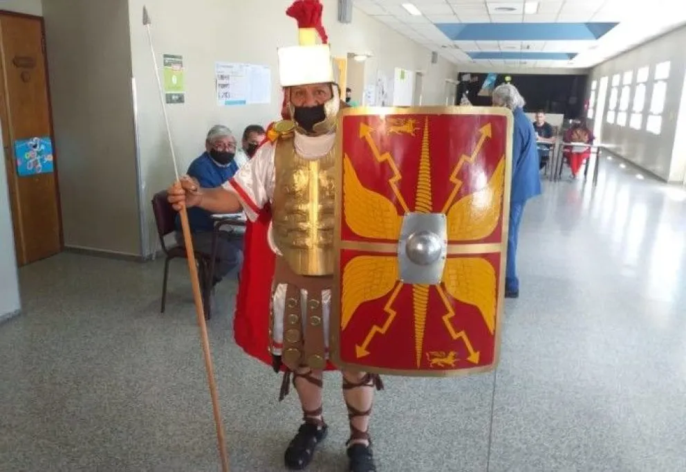 Gladiador a las urnas: fue a votar disfrazado y llevó humor a la jornada electoral