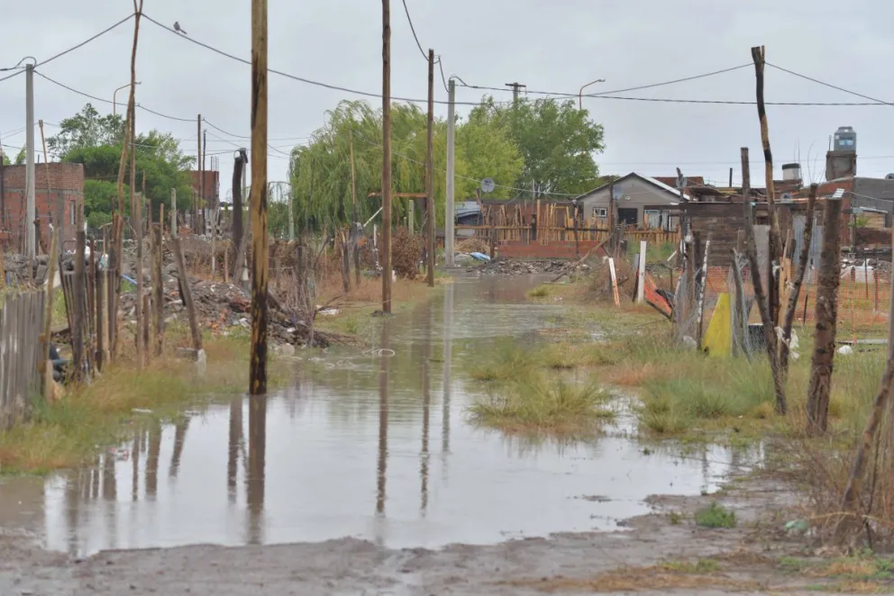 Complicaciones por la lluvia: la basura suelta agravó la situación