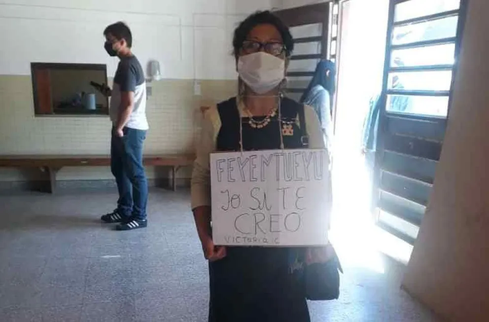 Una vecina fue a votar con un cartel que decía “Yo si te creo Victoria”