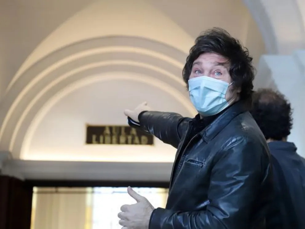 Javier Milei fue a votar, rompió la veda y salió del cuarto oscuro gritando “viva la libertad”