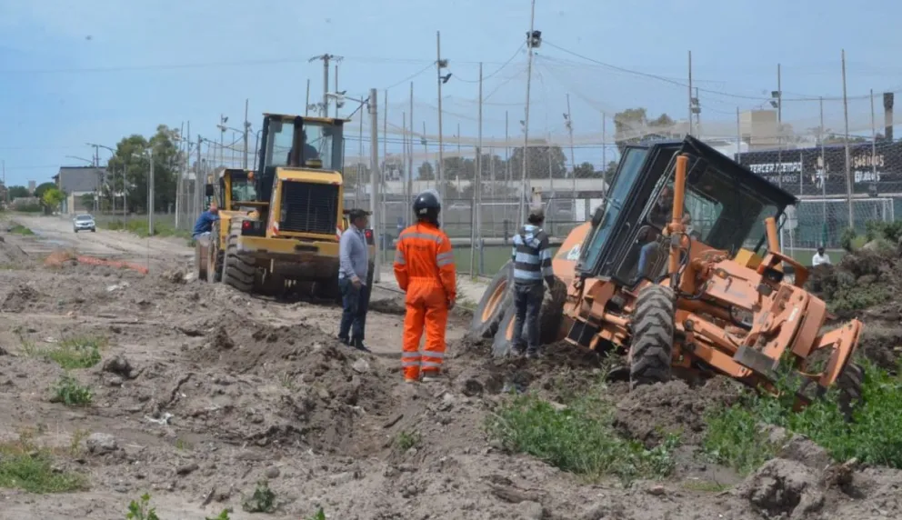 Una motoniveladora quedó encajada en el propio terreno donde debía trabajar