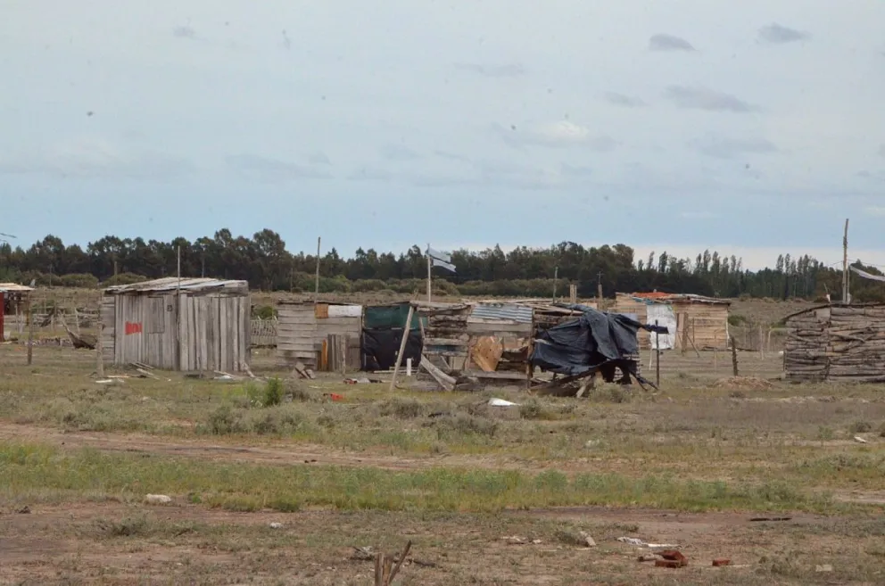 Tensión en la toma ARA San Juan: quieren derribar las casillas y los ocupantes están en alerta