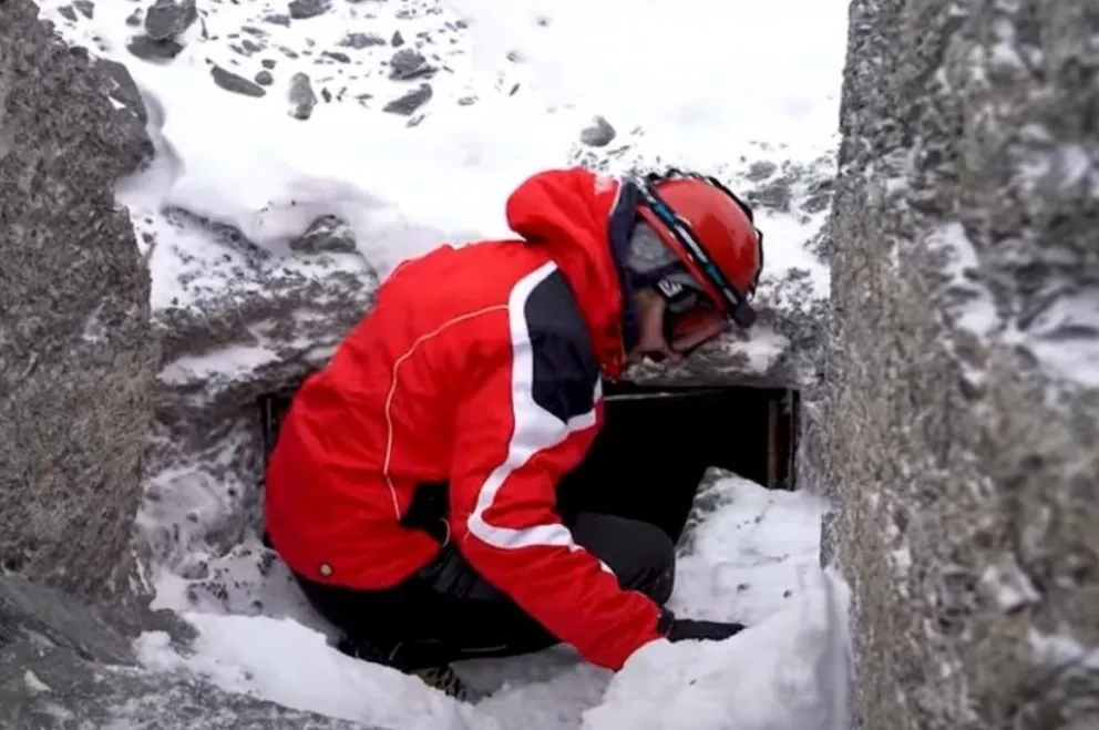Por el calentamiento global y el deshielo en los Alpes, descubren un búnker de la Primera Guerra Mundial 
