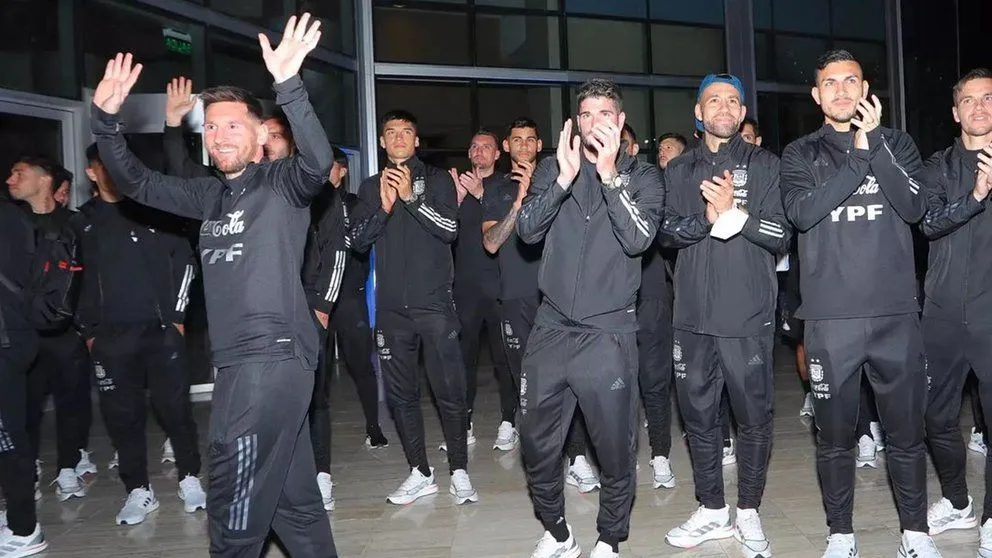 Sorpresa para los hinchas: Los jugadores argentinos, con Messi a la cabeza, salieron a saludarlos