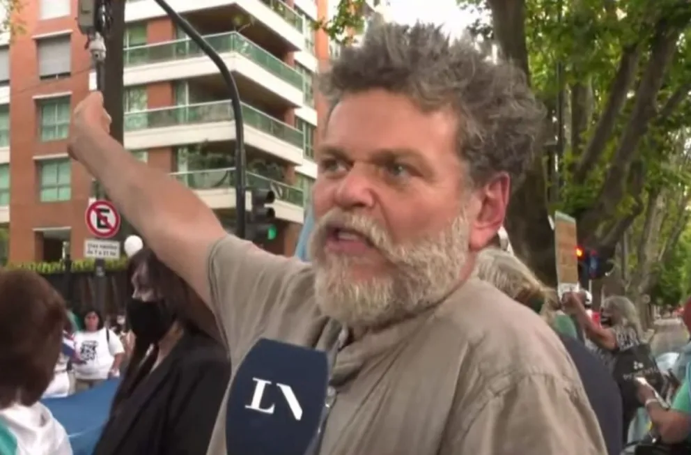 Video: Alfredo Casero se movilizó en la Embajada de Cuba y denunció que “están torturando gente”