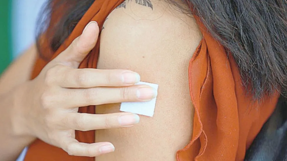 Avance científico: Probarán una vacuna contra el COVID-19 que se aplica con un parche en la piel