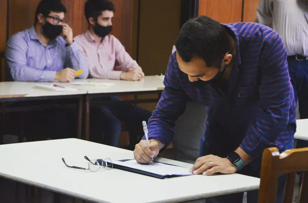 En el primer día de escrutinio, el FDT no logró achicar la diferencia