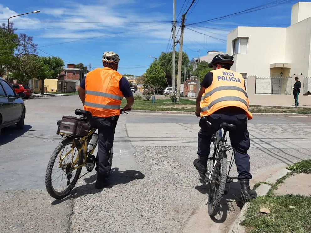 Una chica estaba aprendiendo a andar en bici y chocó contra una camioneta