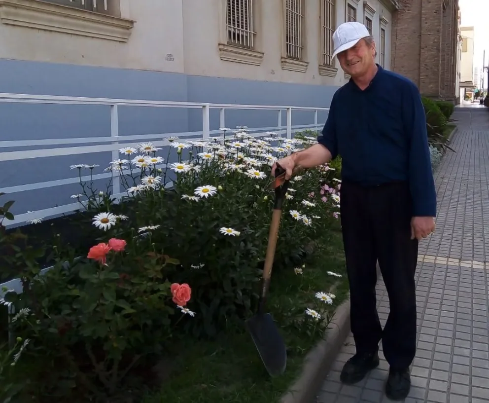 Viedma tiene un obispo todo terreno, y ahora también es jardinero