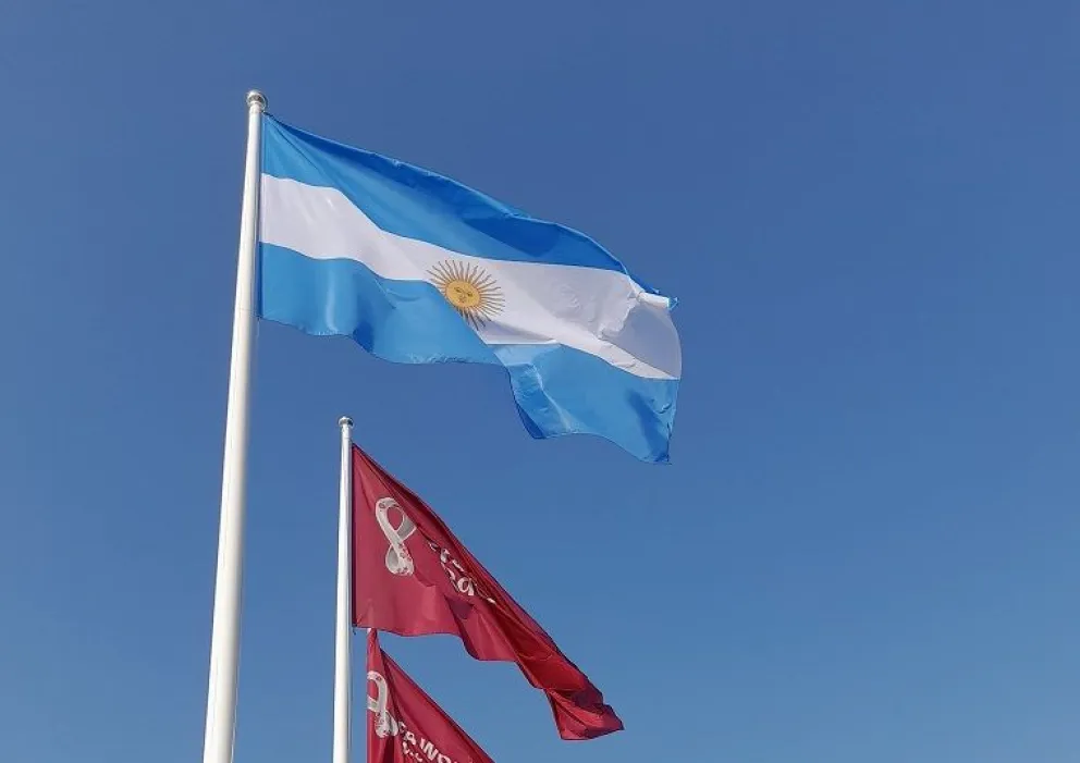 La bienvenida oficial: Ya flamea la bandera argentina en Qatar