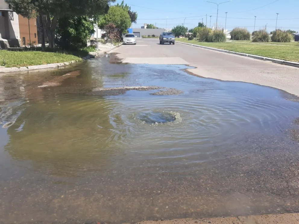 Como si fuera una canilla abierta: tremendo desborde cloacal en Viedma