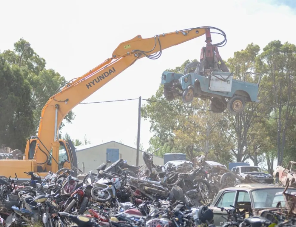 Llegó la hora de la compactadora para miles de vehículos en Viedma