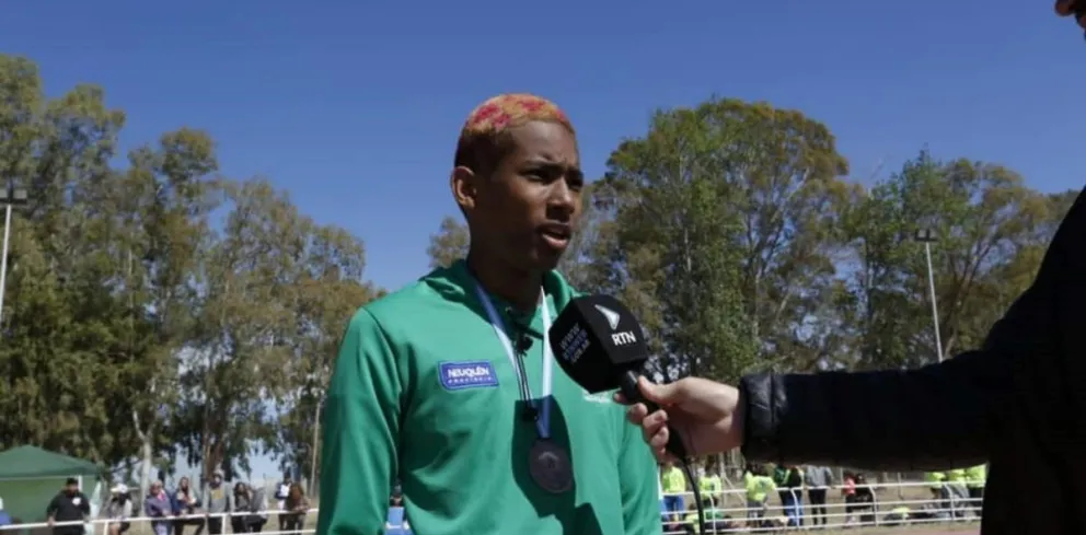 La difícil historia del "Usain Bolt neuquino": Nació en Estados Unidos, se crió en Japón y vive en Argentina